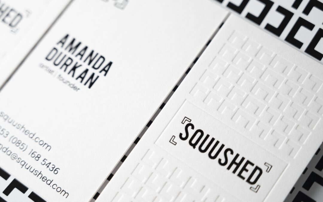 Κάρτα με μαύρη θερμοτυπία και τυφλό letterpress μίας όψης.