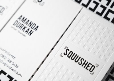 Κάρτα με μαύρη θερμοτυπία και τυφλό letterpress μίας όψης.