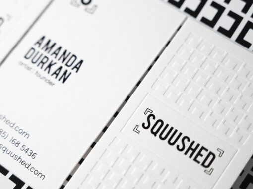 Κάρτα με μαύρη θερμοτυπία και τυφλό letterpress μίας όψης.