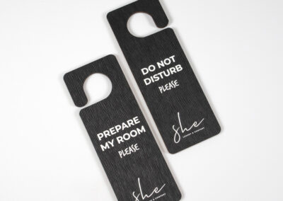 Ξύλινα door hangers με δερματίνη και εκτύπωση UV