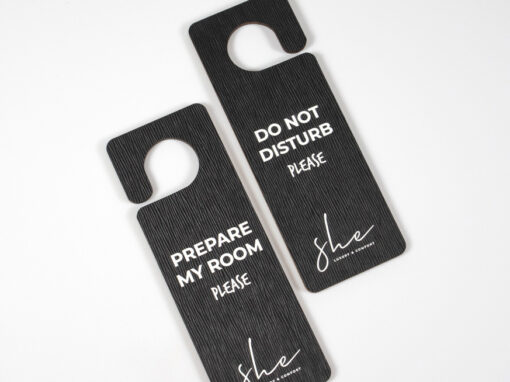 Ξύλινα door hangers με δερματίνη και εκτύπωση UV