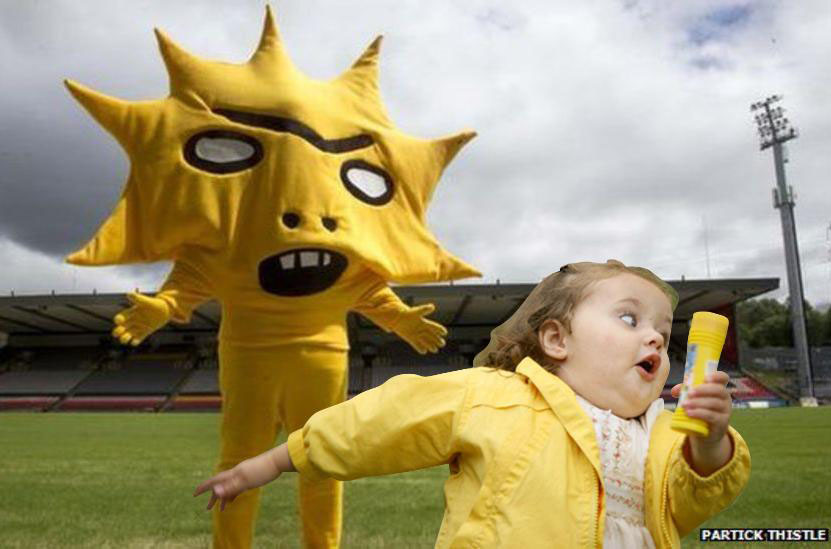 CIHISOYVAAEEnIf Μασκότ Partick Thistle